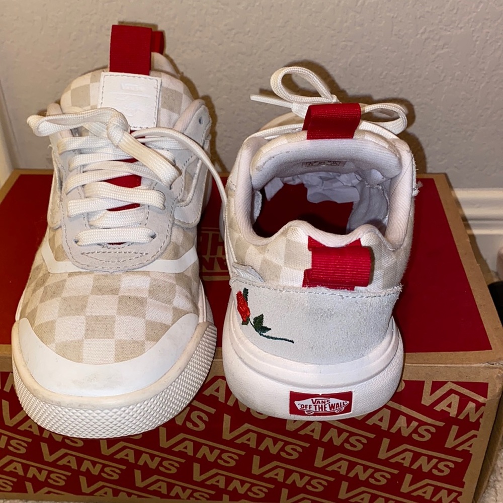 Vans Leila Hurst Rose Thorned 
Sneakers/Shoes